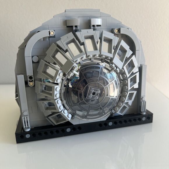 LEGO Star Wars: Emperor's Throne Room Diorama (75352) Retired Complete Pre Built - Picture 4 of 4